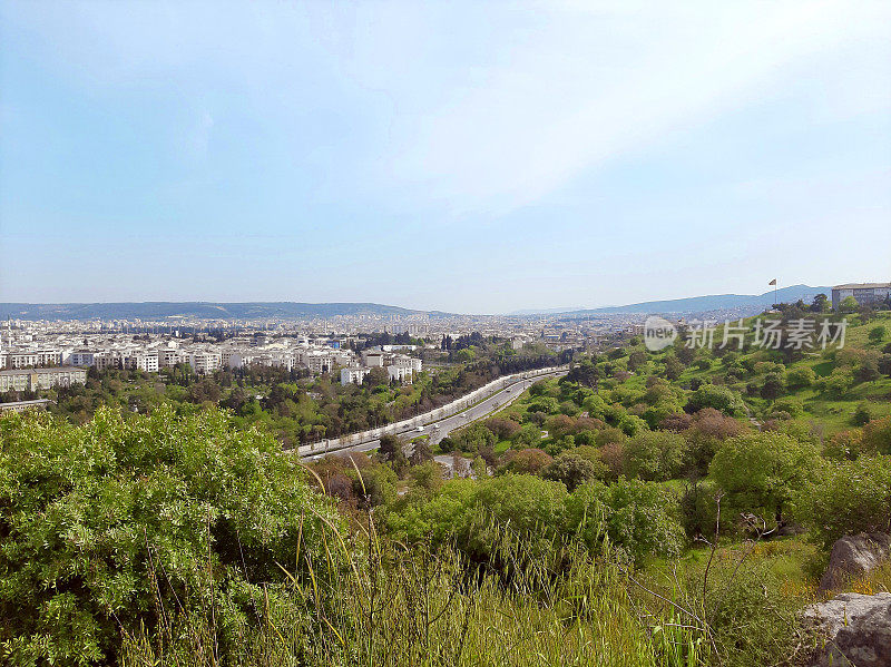 土耳其城市景观，İzmir Yeşildere街道，布卡风景，当地地区的春天